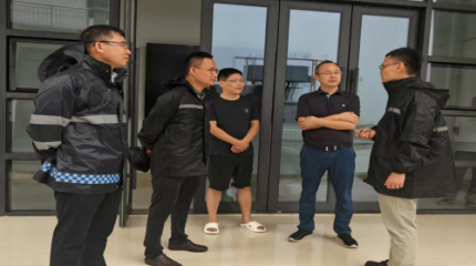 台风“桦加沙”防御进行时：新寮镇党委书记陈进诗率队督查光伏项目施工队转移安置工作